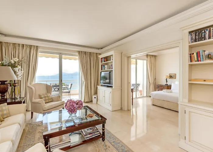 Buckingham & Lloyds - Cannes