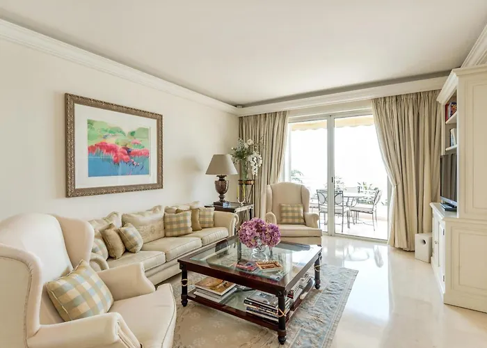 Buckingham & Lloyds - *