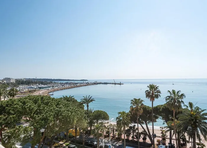 Buckingham & Lloyds - * Cannes