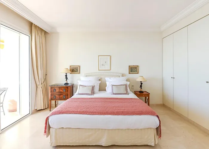 Buckingham & Lloyds - Cannes