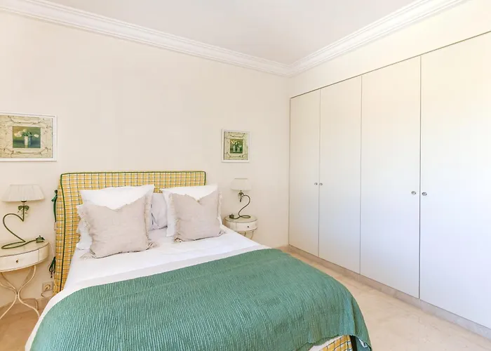 Buckingham & Lloyds - *