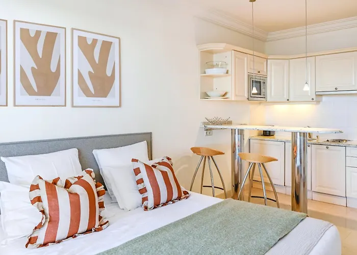 Buckingham & Lloyds - Apartmán Cannes
