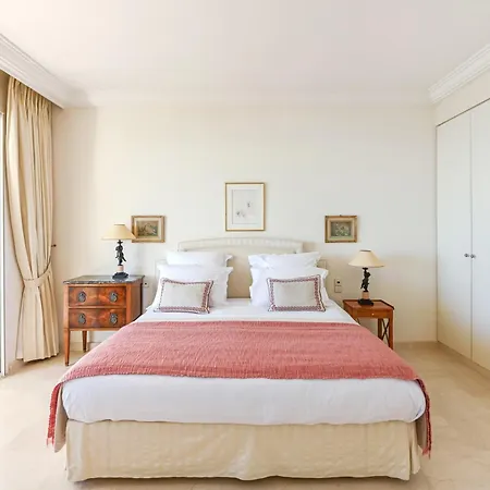 Buckingham & Lloyds - Cannes