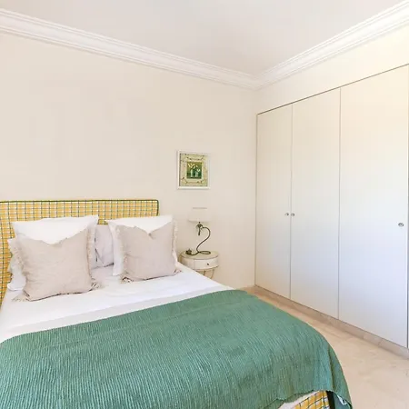 Buckingham & Lloyds - *